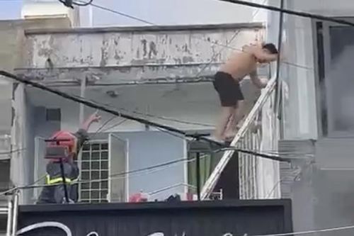 Giải cứu 6 người thoát khỏi đám cháy căn nhà 6 tầng trong hẻm