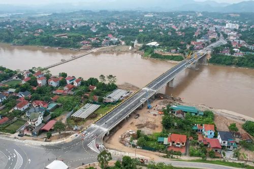 Người dân được di chuyển qua cầu Phong Châu mới do mưa bão