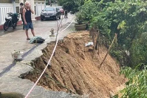 Suối Khe Chậm sạt lở, hàng trăm hộ dân nơm nớp lo sợ