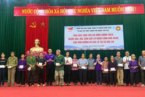 Đoàn đại biểu trí thức Thành phố Hồ Chí Minh tặng quà tại xã Hòa An