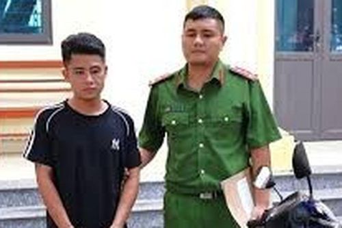 Bắt giữ đối tượng nghiện ma túy sử dụng xe mô tô đi trên các tuyến đường ép học sinh vào lề để cướp tài sản