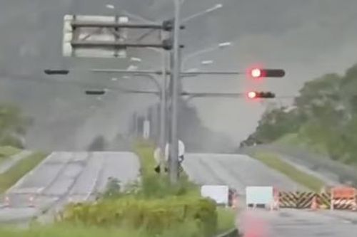 Video khoảnh khắc lũ do bão Ragasa gây ra cuốn trôi cầu trên đảo Đài Loan
