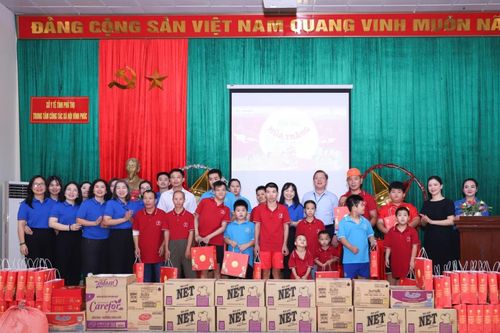 Tết Trung thu sớm cho người khó khăn tại Trung tâm Công tác xã hội Vĩnh Phúc