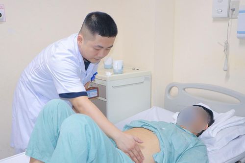 Cụ ông cùng lúc mắc ba bệnh, mang khối u gần 3kg