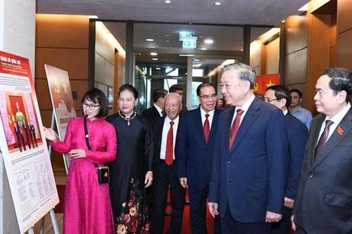 Tổng Bí thư Tô Lâm tham quan triển lãm 'Đảng bộ Quốc hội: Đoàn kết - Dân chủ - Kỷ cương - Đột phá'