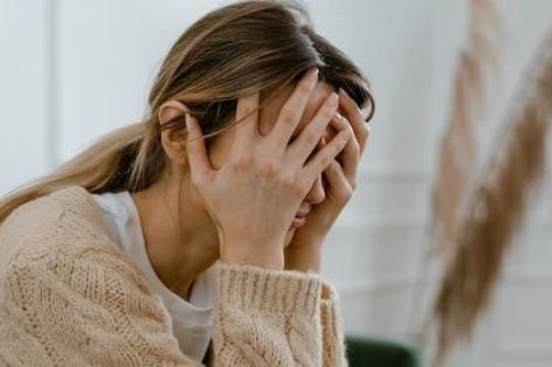 Mẹ kế cho con riêng đi chơi xa, bị chồng mắng là đàn bà dễ dãi, vô tâm