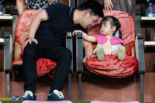 Con gái Hoa hậu Đỗ Mỹ Linh càng lớn càng đáng yêu, biểu cảm ngộ nghĩnh khiến người hâm mộ thích thú