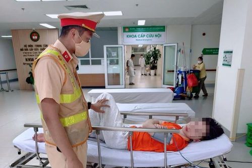Hà Nội: Nam sinh đột quỵ tại trường được CSGT mở đường đưa đi cấp cứu