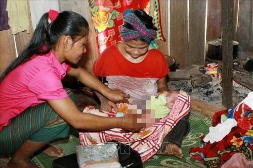 Chung tay hỗ trợ cô đỡ thôn, bản vì sức khỏe bà mẹ và trẻ em miền núi