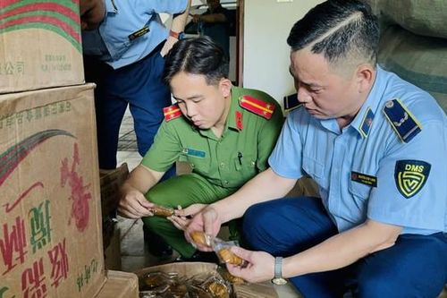 Thu giữ lô hàng hơn 6.000 sản phẩm bánh nướng, kẹo không rõ xuất xứ