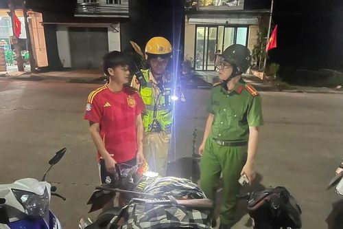 Vi phạm nồng độ cồn, thanh niên ở Bắc Ninh bị phát hiện mang theo súng