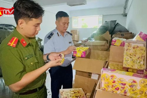 Phát hiện kho chứa hơn 6.000 bánh kẹo 'không giấy tờ' phục vụ Trung thu