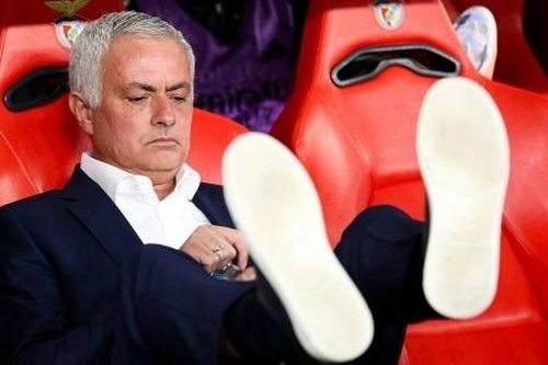 HLV Mourinho nhận lương thấp nhất sau 2 thập kỷ