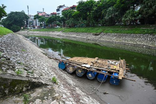 Bất ngờ hình ảnh sông Tô Lịch cạn trơ đáy