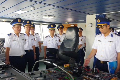 Kiểm tra công tác chuẩn bị cho tàu CSB 8002 thực hiện công tác đối ngoại quốc phòng