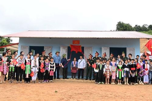 Khánh thành, bàn giao nhà cho người dân bị thiệt hại do mưa lũ