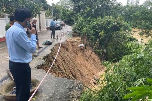 Sạt lở ven suối ở Thanh Hóa đe dọa hơn 120 hộ dân