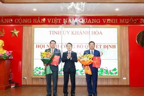 Khánh Hòa: Công bố và trao quyết định về công tác cán bộ