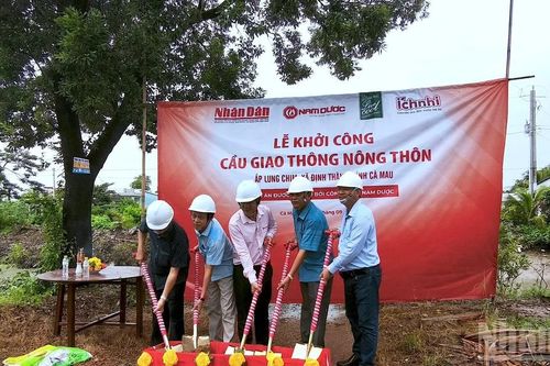 Đồng hành cùng Báo Nhân Dân hỗ trợ xây cầu vùng nông thôn Cà Mau