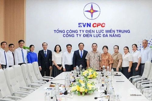 Đoàn công tác Báo Pasaxon của Lào thăm và làm việc Công ty Điện lực Đà Nẵng