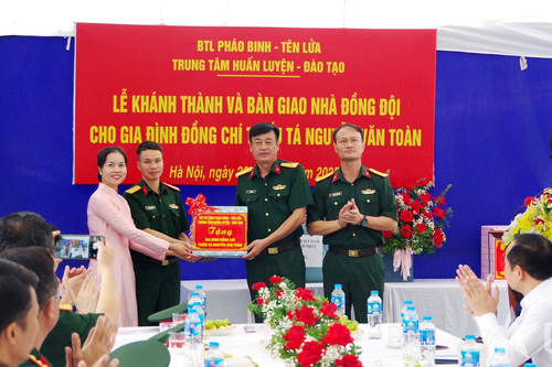 Bộ đội Pháo binh - Tên lửa bàn giao nhà đồng đội tặng quân nhân có hoàn cảnh khó khăn