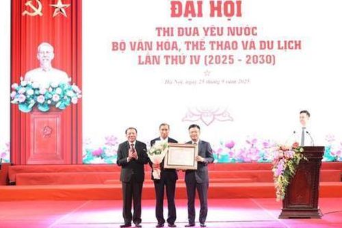 HLV Mai Đức Chung vinh dự nhận danh hiệu Anh hùng Lao động