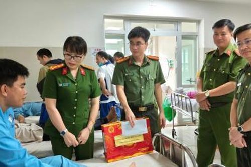Lãnh đạo Công an TP Đà Nẵng thăm hỏi, động viên 2 chiến sĩ bị thương khi làm nhiệm vụ