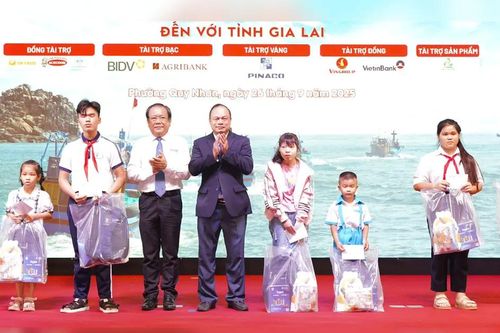 Trao 130 suất quà cho ngư dân, học sinh miền biển vượt khó ở Gia Lai