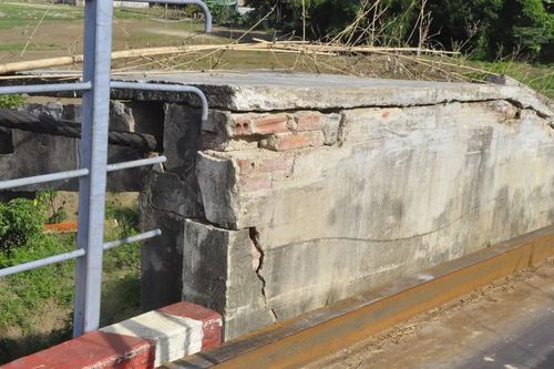 Cầu treo Bãi Ổi xuống cấp, người dân đi lại bất an