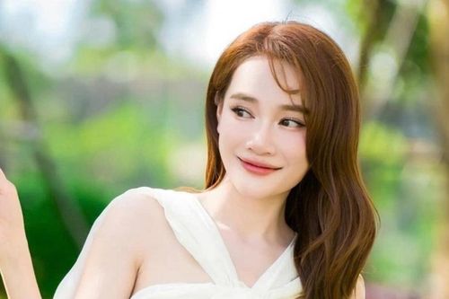 Diễn viên Nhã Phương xinh tươi cùng đầm suông bồng bềnh giấu dáng