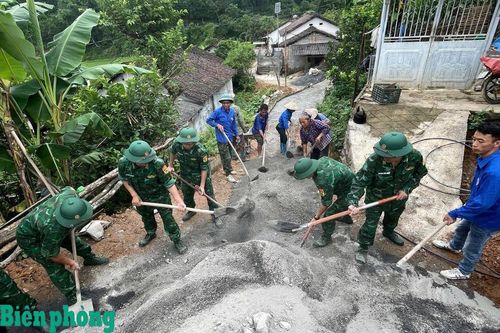 Chiến sĩ quân hàm xanh bám bản, giữ đất, giữ lòng dân