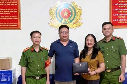 Nữ thiếu tá công an trả lại túi xách gần 400 triệu cho người đánh rơi