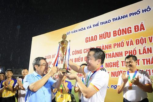 Trận đấu giữa đội bóng lãnh đạo TPHCM và nghệ sĩ quyên góp được 2 tỷ đồng