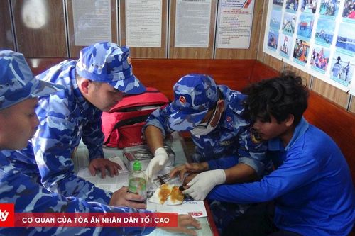 BTL Vùng Cảnh sát biển 4 kịp thời cứu trợ người dân gặp nạn trên biển