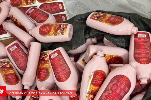 Đột kích xưởng sản xuất dầu gội giả tại Huế