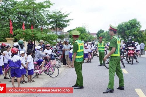 Công an xã ra quân đảm bảo trật tự an toàn giao thông tại cổng trường