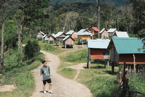 Ngôi làng bình yên ở Măng Đen bất ngờ hút khách nhờ những kho lúa