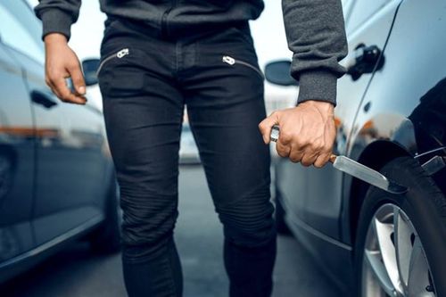 Người đàn ông lái Range Rover bị bắt vì cào sơn, chọc thủng lốp 70 chiếc xe sang