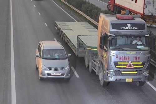 Sử dụng điện thoại khi lái xe: Mức phạt mới và lưu ý quan trọng