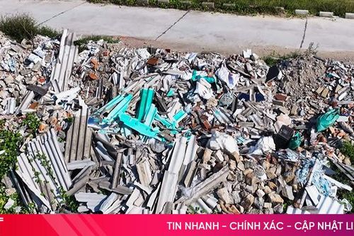 Rác xây dựng 'tấn công' đê biển Hà Tĩnh