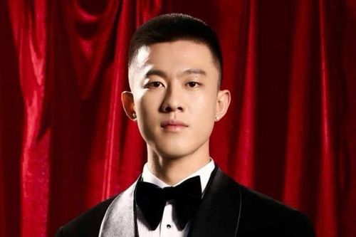 Đoàn Công Vinh gây bất ngờ chỉ trong 24h với hai cuộc thi nam vương quốc tế