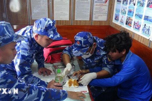 Cảnh sát biển sơ cứu, hỗ trợ khẩn cấp ngư dân bị đứt lìa một đốt ngón tay