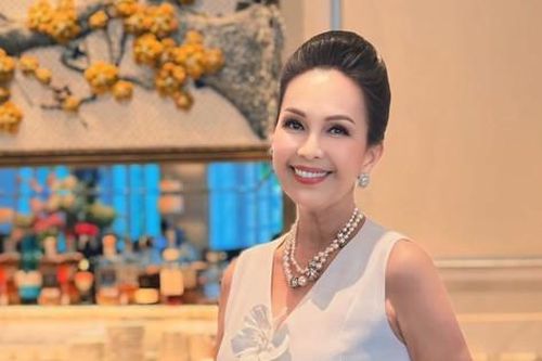 'Hoa hậu không ngai' của Vbiz: 40 năm không ăn cơm, tuổi 63 nhan sắc trẻ trung đến ngỡ ngàng