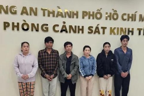 Khởi tố 6 đối tượng trong đường dây sản xuất nước tẩy rửa giả nhãn hiệu quy mô lớn