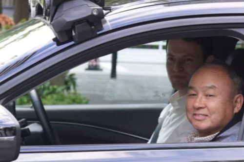 CEO SoftBank đi xe tự lái ở Tokyo, gọi AI là trái tim của mọi phương tiện di chuyển