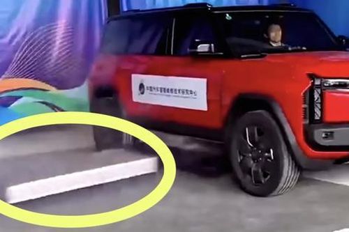 Ô tô điện tự phóng pin khỏi xe để chống cháy