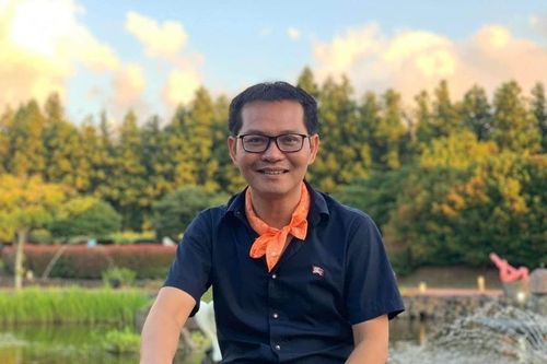 NSND Trung Hiếu: Là Giám đốc Nhà hát Kịch Hà Nội, cuộc sống viên mãn bên người vợ kém 19 tuổi