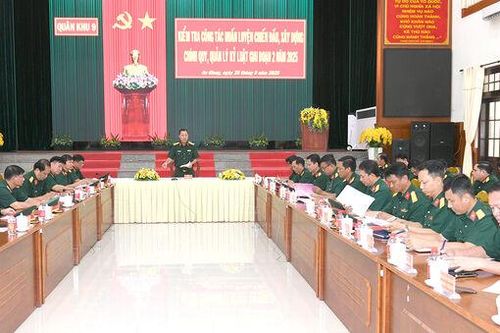 Kiểm tra công tác huấn luyện chiến đấu, xây dựng chính quy, quản lý kỷ luật