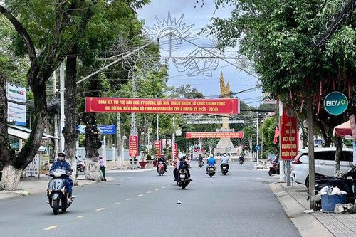 Kiểm tra công tác tuyên truyền, cổ động phục vụ Đại hội đại biểu Đảng bộ tỉnh An Giang lần thứ I tại 2 xã, phường