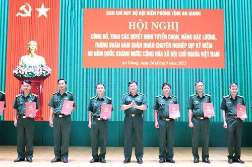 Bộ đội Biên phòng tỉnh trao quyết định đối với quân nhân chuyên nghiệp